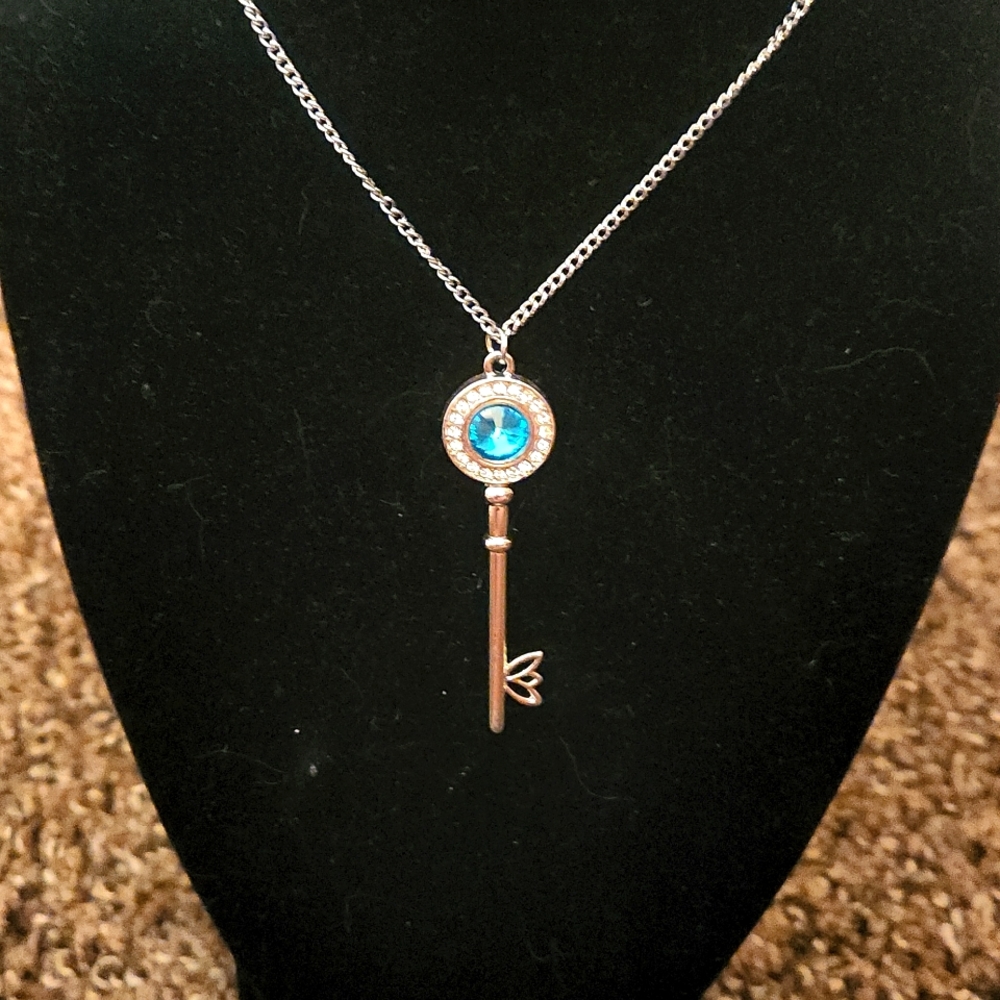 5/$12 Jewlery New Blue Rhinestone Key Pendant Necklace